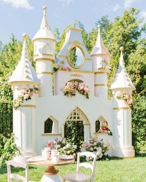 Michelle Rogers on Instagram: “…never have I ever seen a more beautiful party backdrop….like when I say Erik @_prophaus_ took it to the next level….I should just retire…” Disneyland Castle Backdrop, Castle Theme Decor, Fairy Tale Castle Aesthetic, Disney Castle Birthday Party, Disney Castle Backdrop, Diy Castle Backdrop, Coquette Backdrop, Castle Theme Birthday Party, Disney Backdrop