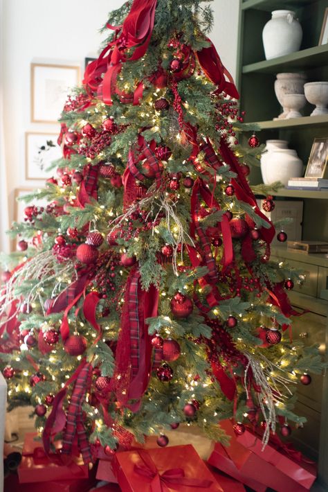 2022 Christmas Family Room Tour - Natal, Nordic Christmas Tree, Christmas Family Room, Decor Ideas Christmas, Red Christmas Decor, Red Christmas Tree, Christmas Tree Ideas, Christmas Tree Inspiration, 2022 Christmas