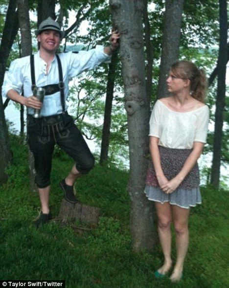 Taylor Swift Brother, Costumes For Family, Austin Swift, Taylor Selena, Young Taylor Swift, German Costume, German Dress, Swift Photo, Family Costumes