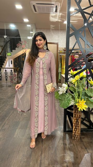 Kurta Maxi Dress, Latest Designer Dresses For Wedding, Gorgeous Gowns Wedding, Latest Designer Dresses Indian Style, New Designer Dresses For Wedding, Material Dress Design, Indian Dress Patterns, Dress Indian Style Simple, Latest Dress Designs Pakistani