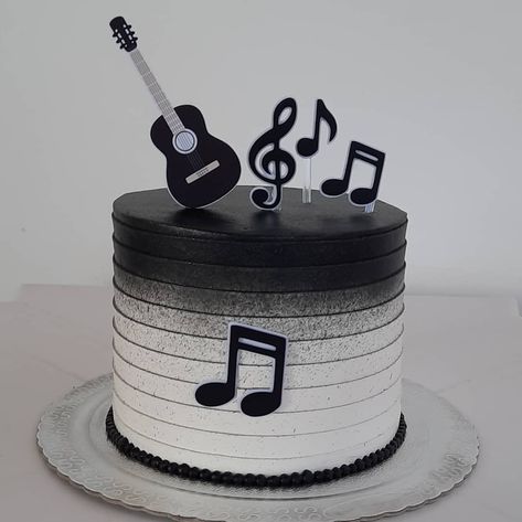 37 curtidas, 2 comentários - Dealícias (@dealiciass) no Instagram: “#boloviolão #bolochantininho #bolomasculino #bolomusical #bololindo #bolopretoebranco  Topo:…” Music Cake Ideas For Men, Music Cake Ideas, Birthday Cake For Son, Music Birthday Cake, Theme Cake Ideas, Movie Theme Cake, Guitar Birthday Cakes, Bolo Musical, Music Themed Cakes