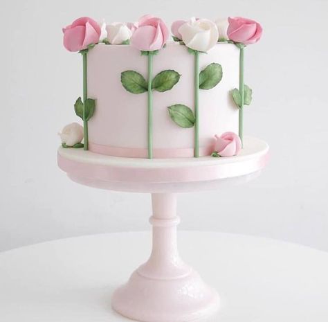 Birthday 55104_n | Pat Reno | Flickr Cake With Pink Roses, Tårta Design, Kek Kahwin, Fest Mad, Decoration Patisserie, Gateaux Cake, Rose Cake, Gorgeous Cakes, Floral Cake