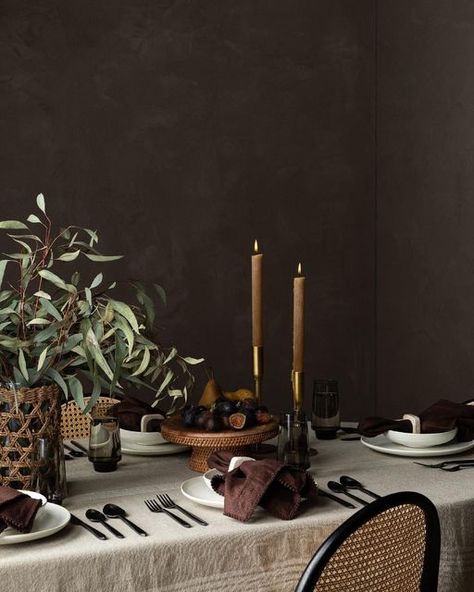 Essen, Natal, Thanksgiving Table Settings, Moody Tablescape, Dinner Party Table Settings, Modern Thanksgiving, Thanksgiving Dinner Table, Dinner Party Table, Refined Aesthetic