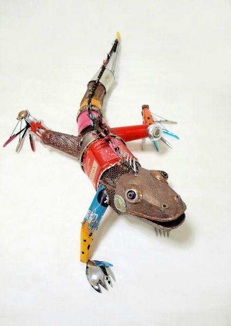 Robot Sculpture From Recycled Materials | Animal Sculptures Made from Recycled Materials Art From Recycled Materials, Recycle Sculpture, Unconventional Design, Robot Sculpture, Recycled Art Projects, Ta Ta, Trash Art, Arte Robot, Upcycled Art