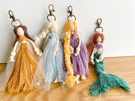 Macrame Fiber Art Keychain Belle Elsa Rapunzel Ariel Doll Disney Princess Party Gift Idea Ideas Disneyland Backpack Accesorries Birthday Christmas Present Macrame Doll Keychain, Macrame Disney, Disney Macrame, Macrame Dolls How To Make, Macrame Gift Ideas, Macrame Mermaid, Disneyland Backpack, Diy Yarn Dolls, Macrame Dolls