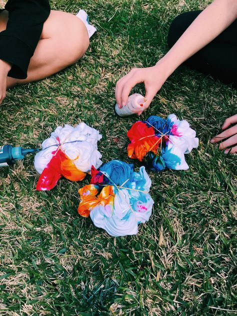 #tyedye #vsco #vscosleepover Tye Dye Shirts Aesthetic, Tye Dye Activities, Tie Dye With Friends, 2019 Summer Aesthetic Vsco, Tye Dye Aesthetic, Summer 2019 Vibes, 2019 Aesthetic Vsco, Summer Tie Dye Shirts, Vsco 2019