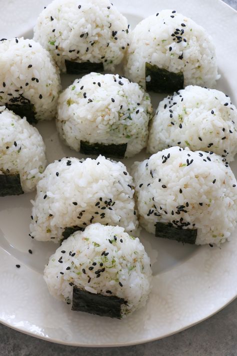 Onigiri: Japanese Rice Balls!! If you are a rice lover, you need to try this recipe! Onigiri is the perfect snack or easy lunch. These are also great to take to the beach! Essen, Rice Ball Aesthetic, Aesthetic Food Japanese, Easy Rice Snacks, Japanese Dishes Aesthetic, Healthy Rice Balls, Japanese Lunch Aesthetic, Yummy Food Asian, Cooking Recipes Asian