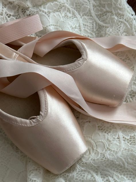 Blonde Ballerina, Ballet Ribbon, Ballet Drawings, Dance Motivation, Dancer Lifestyle, Flexibility Dance, Ballet Core, Ballet Academy, Ballet Beauty