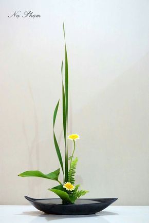 Elegant danndilion Ikebana Arrangement, Arreglos Ikebana, Ikebana Sogetsu, Contemporary Flower Arrangements, Modern Floral Arrangements, Sogetsu Ikebana, Tropical Floral Arrangements, Flower Arrangement Designs, Ikebana Arrangements