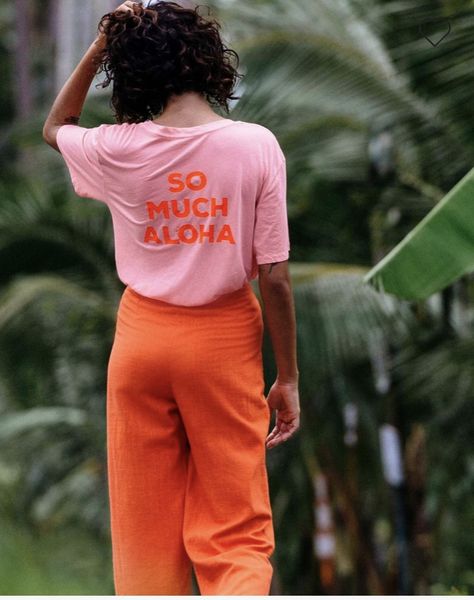 Aloha Print, Mum Fashion, Billabong Women, Vetements T Shirt, Modieuze Outfits, Eclectic Fashion, Tshirt Outfits, Pink Tshirt, Mode Inspiration