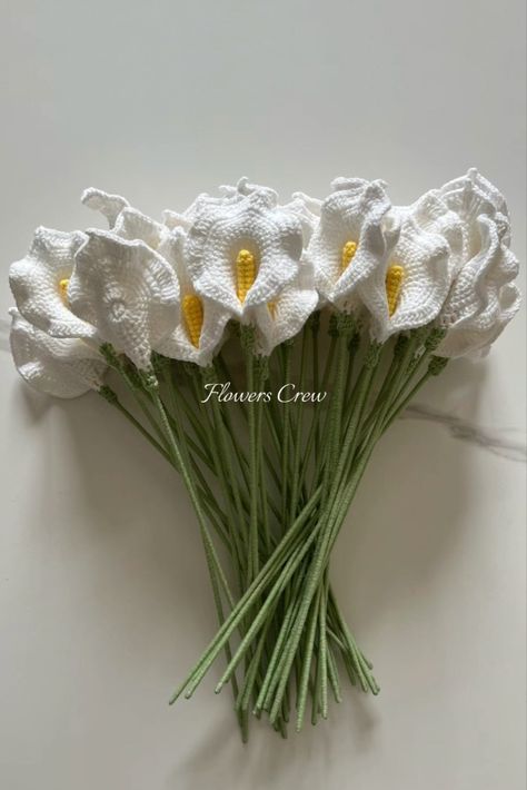 calla lily Crochet Wedding Bouquet Pattern, Crochet Wedding Centerpiece, Crochet White Flower, Crochet White Flowers, Crochet Wedding Decor, Crochet Wedding Decorations, Calla Lily Crochet, Crochet Lilies, Crocheted Bouquet