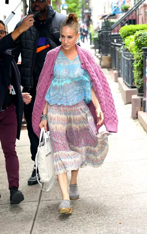 Sarah Jessica Parker Wore the Polarizing Shoe She’s Been Styling for Decades Sarah Jessica Parker, Sjp Style, Sarah Jessica Parker Style, Summer Footwear, Summer Shoe, Look Of The Day, Celebrity Moms, Sarah Jessica, Shopping Event