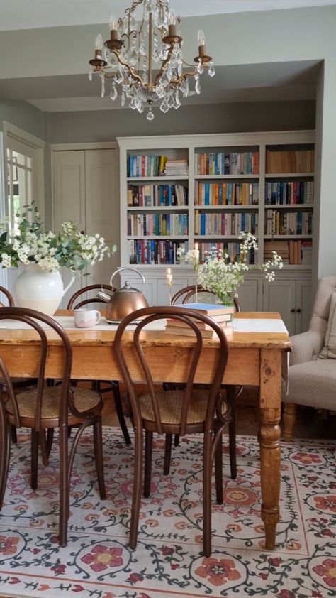 Cosy Dining Room, Dated Kitchen, Dining Room Library, Dining Room Table Centerpiece, Home Decor Dining Room, Cottage Rugs, Coral Rug, Cottage Dining Rooms, Decor Dining Room