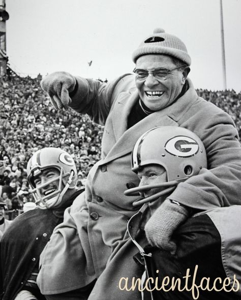 Vince Lombardi was head coach of the Green Bay Packers between 1959-1967 National Football League, Nfl Championships, Guinness Book Of World Records, Vince Lombardi, Football Photos, Sports Football, Championship Game, Photo Picture, 8x10 Photo