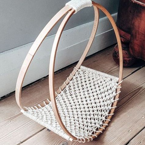 Diy With Embroidery Hoop, Macrame Projects Ideas, Crafts For Home Decor, Diy Magazine Holder, Basic Knots, Crafts For Home, Makramee Diy, Embroidery Hoop Crafts, Diy Home Decor Crafts