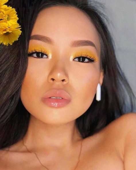 Mekap Mata, Yellow Eye Makeup, Round Face Makeup, Maquillage On Fleek, Yellow Makeup, Smink Inspiration, Makijaż Smokey Eye, Makeup Eye Looks, Creative Eye Makeup