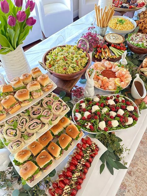 Summer Outdoor Entertaining, 50 Person Charcuterie Board, Party Dinners For A Crowd, Foods For Birthday Parties, Garden Party Menu Ideas, Food Set Up For Party, Summer Bridal Shower Food, Outdoor Brunch Ideas, Brunch Set Up