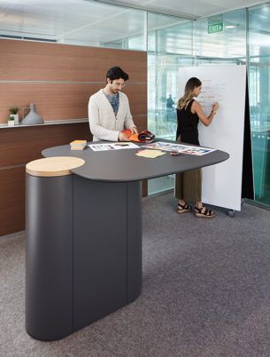 Designed by Schiavello’s Principal of People and Culture Consulting Keti Malkoski, in collaboration with acclaimed Australian designer Amanda Stanaway, the Agile Table responds to the need for a team table that supports agile mindsets within the office. Catering to independent seated work, and impromptu standing meetings, Agile Table features different levels of formality and flexible work points. #Schiavello #AgileTable #TeamTable #AmandaStanaway #CorporateOfficeDesign #Workspaces Standing Table Design, Host Stand Design, Education Design Interior, Team Table, Office Catering, Modern Workplace, Counter Desk, Working Table, Built In Cabinet