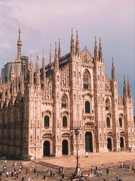 Cathedral Architecture, Foreign Places, Duomo Milan, Duomo Milano, Milan Cathedral, Temple Architecture, European Architecture, Milan Italy, Travel Bucket List