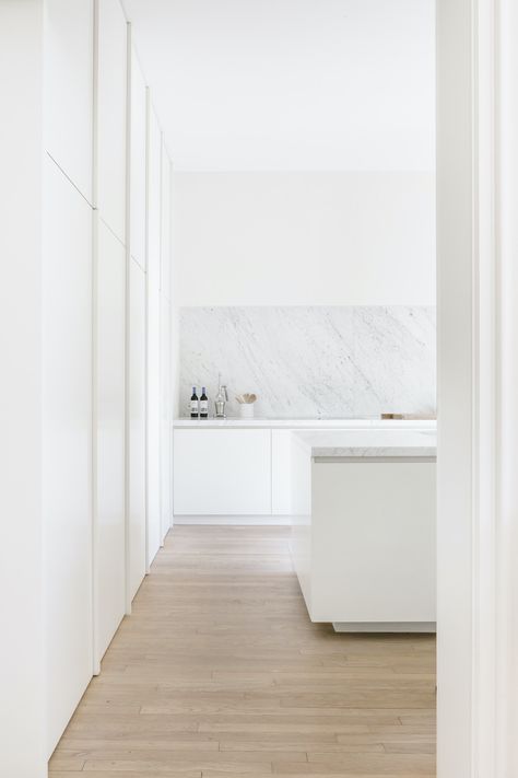 Contemporary Kitchen Interior, White Marble Backsplash, Contemporary Style Kitchen, Timeless Architecture, Built In Cabinet, Marble Backsplash, Kitchen Farmhouse, Interior Modern, Kitchen Marble