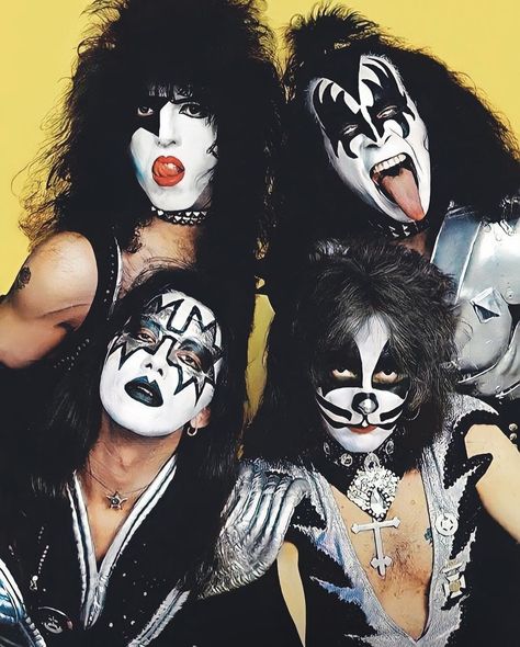 Kizz Band Halloween Costume, Kiss Costume Couple, Kiss Couple Costume, Kiss Band Halloween Costumes, Kiss Concert Makeup, Rock Band Halloween Costumes, Kiss Costume Halloween, Kiss Halloween Makeup, Kiss Halloween Costume Women