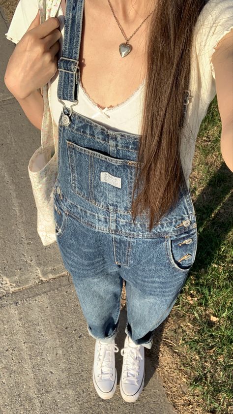 Jumper And Jeans Outfit Aesthetic, Outfits With Jean Overalls, Fits With Overalls, Coquette Overalls Outfit, Preppy Overalls Outfit, Overalls Outfit Aesthetic Summer, Denim Overalls Outfit Summer, Jumper Outfit Denim, Thrifted Overalls