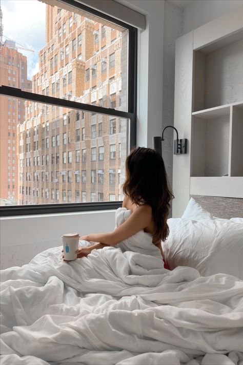 Hotel Photoshoot Ideas Models, Bed Shoot Ideas Women, Hotel Bathtub Photoshoot, Airbnb Photo Ideas, Hotel Bed Pictures Instagram, Foto Hotel Aesthetic, Hotel Photoshoot Aesthetic, Hotel Bed Photoshoot, Hotel Room Picture Ideas Instagram