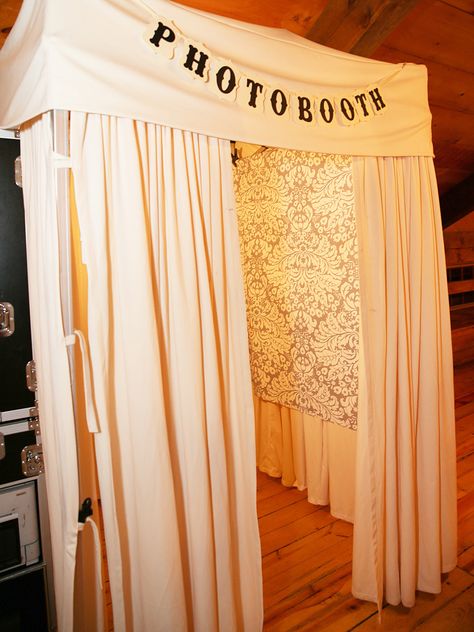 DIY curtain photo booth idea for a wedding reception Wedding Diy Backdrop, Boho Photo Booth, Diy Fotokabine, Wedding Reception Decorations Rustic, Photowall Ideas, Vintage Wedding Reception, Wedding Reception Fun, Diy Wedding Reception, Booth Wedding