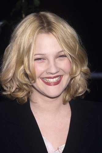 Drew Barrymore Smile, Drew Barrymore 90s Aesthetic, Drew Barrymore Hair Short, Drew Barrymore 2000s, Drew Barrymore Blonde, Drew Barrymore 2022, Drew Berry More, Coronabeth Tridentarius, Drew Barrymore Short Hair