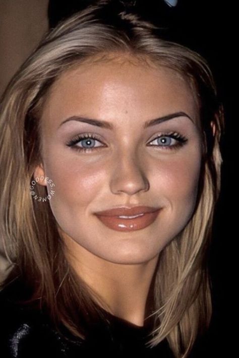 90s Makeup Blue Eyes, Aesthetic 90s Makeup, 90s Light Makeup, 80s 90s Makeup Looks, 90d Makeup Looks, 2005 Makeup Looks, Frosty Makeup Look 90s, 90s Prom Makeup Looks, Frosty 2000s Makeup