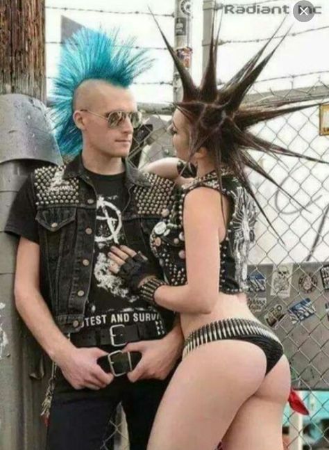 80s Mohawk Women, Colorful Punk Aesthetic, Punk Reference, 90s Punk Fashion, Punk Colorful, Punk Rock Art, Punk Couple, Chicas Punk Rock, Punk Mohawk