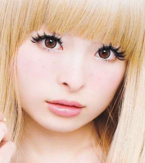 Kyary pamyu pamyu is a Japanese singer with such a pretty face, i really want to do makeup like hers someday Japanese Street Fashion, Kawaii, Goth Kidcore, Gyaru Hair, Kyary Pamyu Pamyu, Gyaru Makeup, Japanese Wife, Japanese Makeup, Pink Cheeks