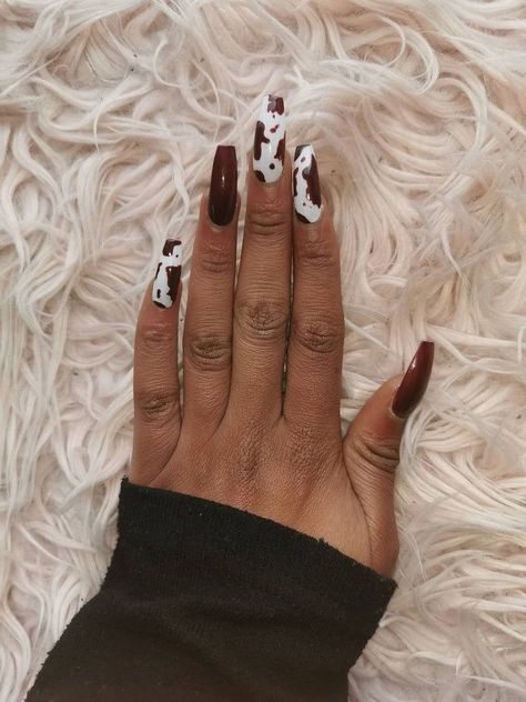 Cute Nail Ideas Cow Print, Nail Inspiration Western, Cowgirl Gel Nails, Cowboy Inspired Nails, Western Graduation Nails, Sunflower Cow Nails, Wild West Nails, Texas Inspired Nails, Western Nails Almond
