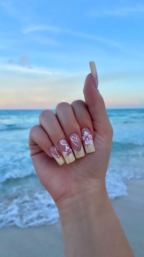 Beachy Nails Coffin, Tropical Acrylic Nails Summer, Vacation Nails Florida, Short Tropical Nails, Tropical Nail Designs Beach Vacations, Summer Cruise Nails, Acrylic Nails Vacation, Tropical Acrylic Nails, Hawaii Inspired Nails