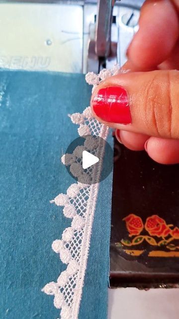 Tela, Couture, Lace Stiching Ideas, Lace Sewing Ideas, Sewing Lace To Fabric, How To Sew Lace On Fabric, Sewing With Lace, Sewing Machine Tips, Heirloom Stitching