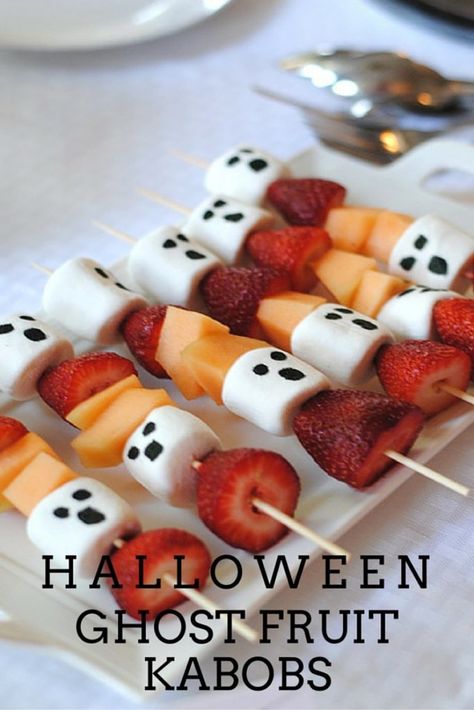 Ghosts Kabobs Fall Brunch Birthday Party Ideas, First Grade Halloween Party, Quick Halloween Snacks, Plat Halloween, Halloween Fingerfood, Veselý Halloween, Tårta Design, Bolo Halloween, Recetas Halloween