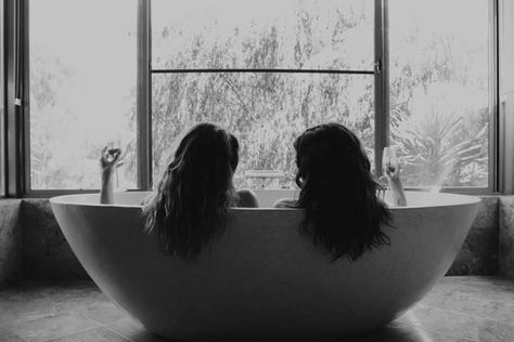 Black and white photo of two girls in bathtub with their backs to the camera, hair out and a glass of champagne Best Friend Bouidor Photography, Bathroom Photoshoot, Bouidor Photography, Best Friend Photoshoot, Insta Inspo, Friend Photoshoot, Shoot Ideas, Photo Shoot, Best Friend