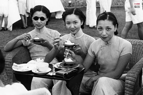 Apart from films, sports competitions and the like had also become a pursuit of high society. They never tired of tennis, horse racing and similar sports. Quite a few foreigners established jockey clubs and such organizations here [in Shanghai]. Photo is of three sisters awaiting the start of a tennis match. Corbis. 1930s Shanghai, Turandot Opera, Shanghai Girls, China People, Karen Smith, Old Shanghai, Shanghai Fashion, Chinese Vintage, Tennis Club