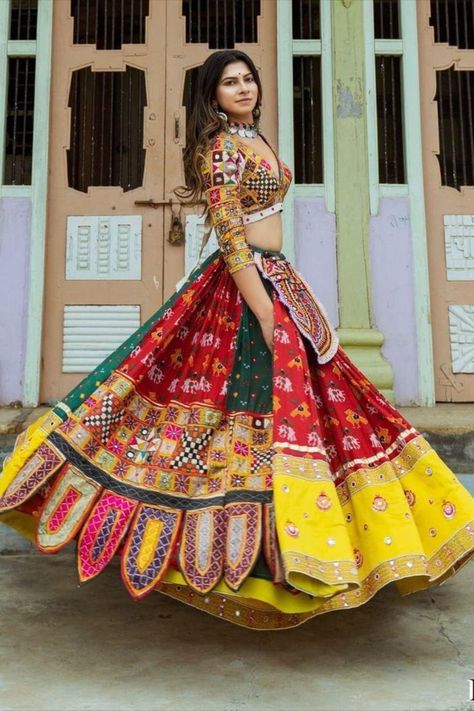 Blouse Design Navratri, Silk Chaniya Choli, Garba Choli, घाघरा चोली, Gamthi Work, Dandiya Dress, Chaniya Choli Designer, Garba Outfit, Chanya Choli