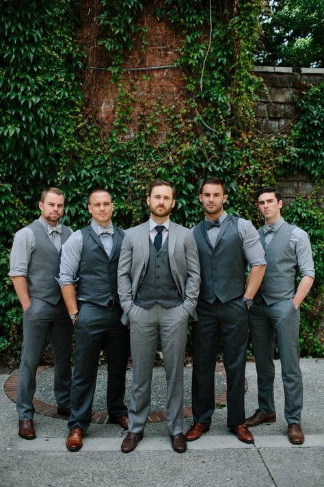 8 Wedding Parties who Nailed the Mismatched Suit Style Trend - Love Inc. MagLove Inc. Mag Mismatched Groomsmen, Wedding Suits Men Grey, Groomsmen Poses, Wedding Groomsmen Attire, Grey Suit Wedding, Groomsmen Grey, Groomsmen Photos, Wedding Suits Groom, Groomsmen Suits