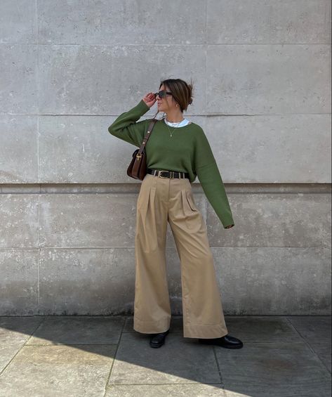 Simple spring look wide leg trousers and olive green jumper Spring Outfits Beige Pants, Olive Jumper Outfit, Green Jumper Outfit Aesthetic, Wide Leg Brown Pants Outfit Winter, Fall Outfits Olive Green, Styling Green Sweater, Wide Beige Trousers Outfit, Green Neutral Outfit, Womens Trouser Outfits