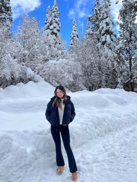 Snow Outfit Pictures, Cute Winter Snow Outfits, Snow Pictures Outfit Ideas, Snow Fall Pictures, Winter Moutains Outfits, Comfy Snow Outfits, Winter Outfits Alaska, Winter Outfits For Snowy Weather, Winter Outfits Women Snow