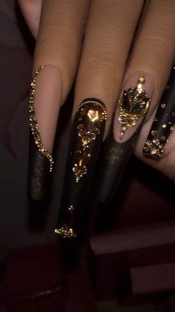 Black And Gold Diamond Nails, Black And Gold Quinceanera Nails, Mascarade Nails, Black And Gold Nails Stiletto, Golden Birthday Nail Ideas, Black And Gold Elegant Nails, Black And Gold Acrylic Nail Designs, Black And Gold Bling Nails, Masquerade Ball Nail Ideas