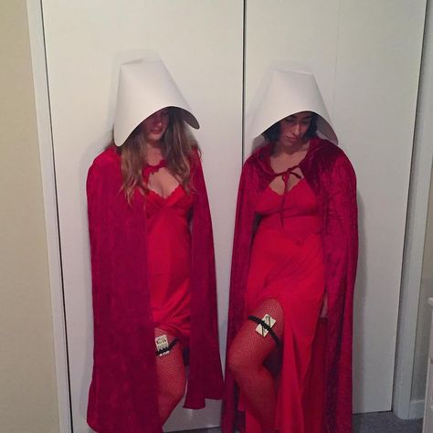 Offred and Ofglen From Handmaid's Tale Handmaids Tale Costume, The Handmaid's Tale Book, Handmaids Tale, The Best Halloween Costumes, Halloween Coustumes, Witch Face, Best Halloween Costumes, Handmaid's Tale, Halloween Costume Ideas