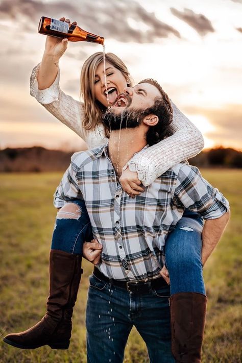 Funny couples photo with beer Astrid photography couples sunset beer Funny Fall Couple Pictures, Funny Fall Engagement Photos, Funny Couple Photography Poses, Funny Couples Pics, Pizza And Beer Photoshoot, Beer Photoshoot Couple, Cute Engagement Photos Funny, Engagement Beer Photos, Couple Photoshoot With Beer