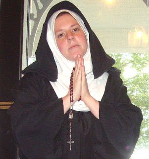 How to Make a Nun Costume Romeo And Juliet Costumes, Diy Girls Costumes, Saint Costume, Catholic Icing, Eve Costume, Nun Costume, Black Plain Dress, Saints Days, Headpiece Diy