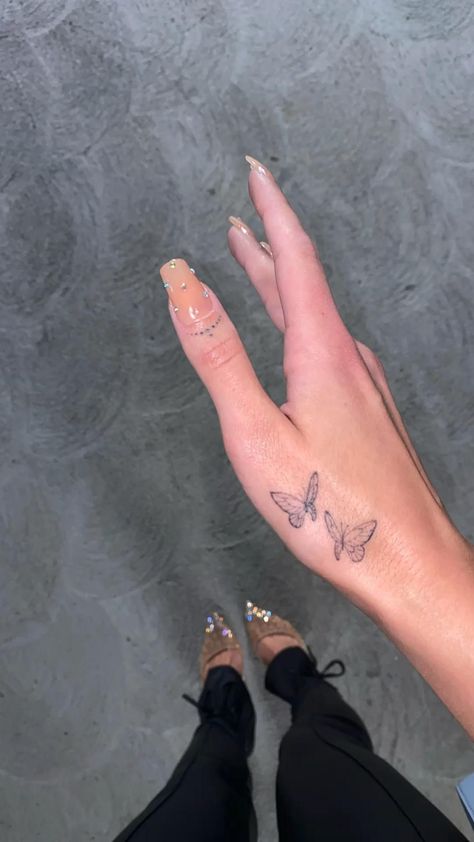 Dr Tattoo, Tigh Tattoo, Simple Hand Tattoos, Cute Foot Tattoos, Thumb Tattoos, Side Hand Tattoos, Tato Jari, Butterfly Hand Tattoo, Pretty Hand Tattoos