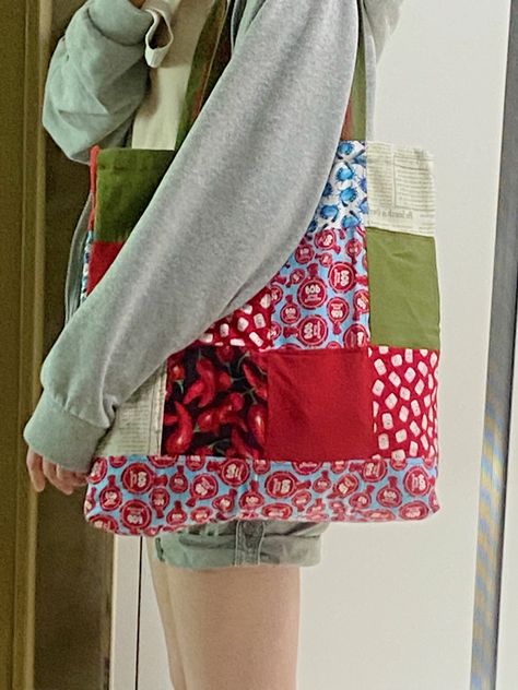 Patchwork Bags Patterns, Thrift Flip Clothes Diy, Scrap Patchwork, Sewing Tiktok, Thrift Flip Ideas, Thrift Flip Clothes, Sewing Aesthetic, Reworked Clothes, Upcycled Tote