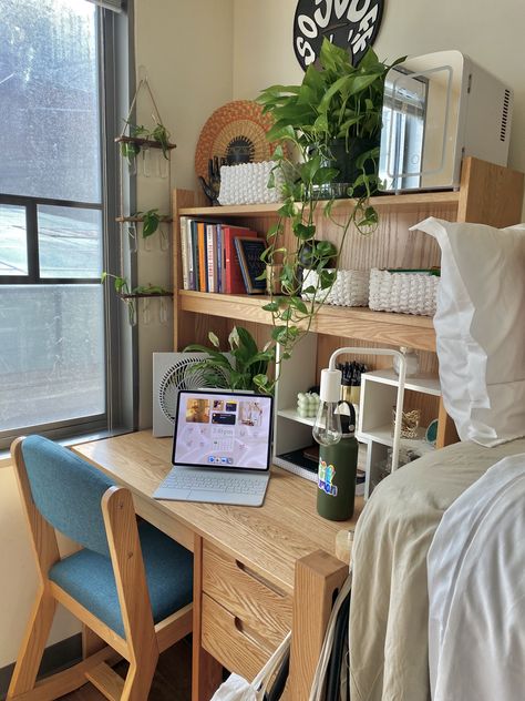 College dorm room tour desk decor inspo Ig: @_madisonlarae College Dorm Desk Aesthetic, Small Student Room Ideas, College Dorm Bookshelf, Dorm Desk Shelves, Dorm Room Aesthetic Green, Cute Dorm Aesthetic, Dorm Desk Shelf, Over Desk Storage, Aesthetic Dorms College