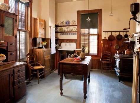 An Authentic Victorian Kitchen Design | Old House Journal Magazine Kitchen Ideas Victorian House, Victorian Kitchen Design, Victorian Kitchen Remodel, Victorian House Kitchen, Victorian Home Remodel, Farmhouse Kitchen Interior, Antique Kitchen Table, Victorian Kitchens, House Journal